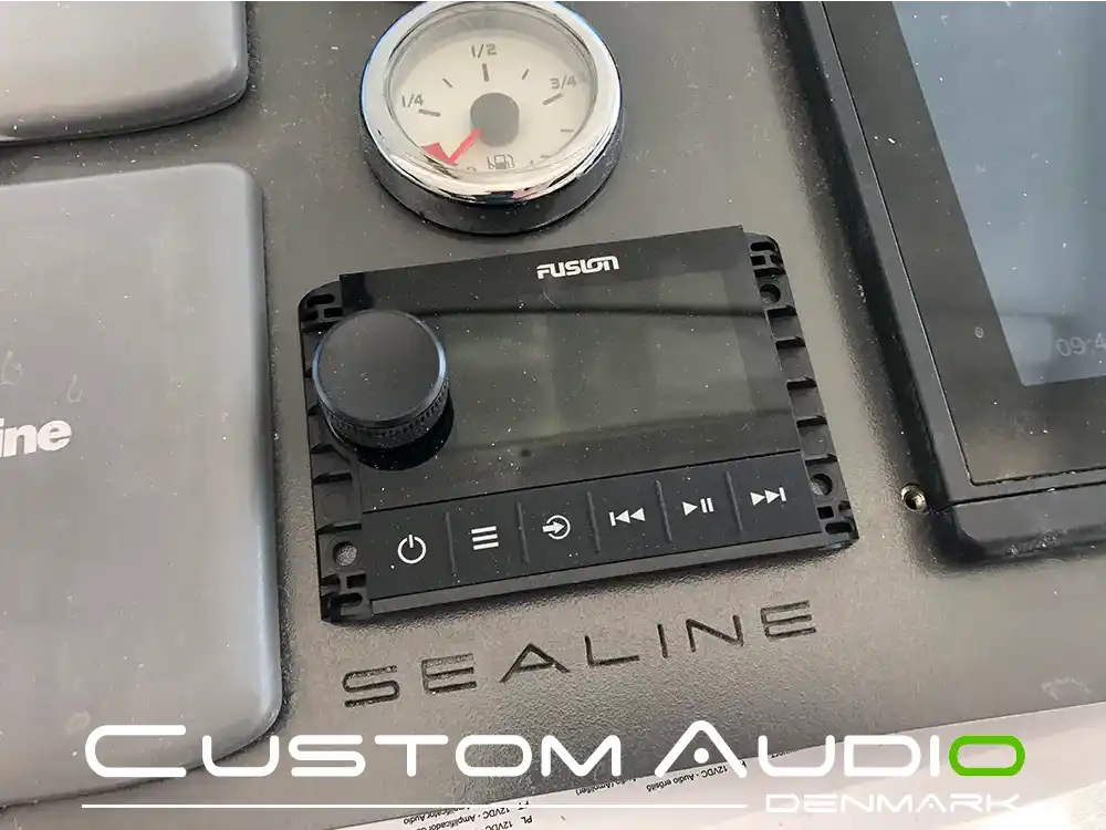 Custom Audio marine stereo monteringsbillede Sealine sc35
